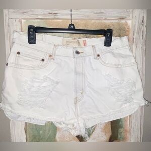 Women’s Cut Off 560 Comfort Fit White Distressed Shorts Sz 33